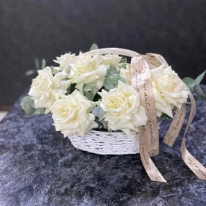 Белые французские розы в корзине