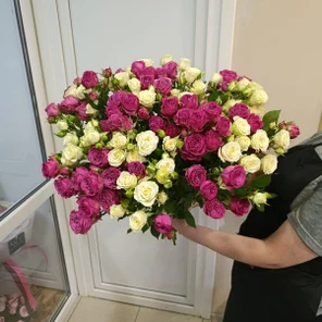 Букет из кустовых роз под ленту