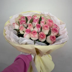 21 роза в сливочной упаковке