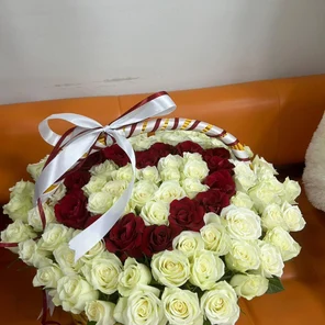 101 роза сердце в корзине