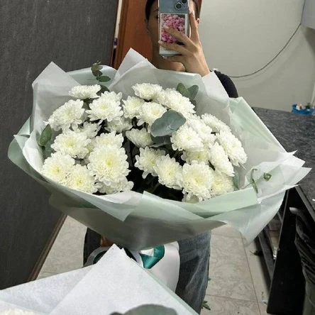 Букет из хризантемы и эвкалипта