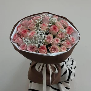 31 роза с гипсофилой в шоколадной упаковке