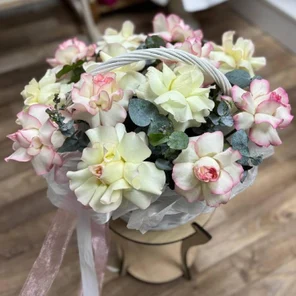 Корзинка с французскими розами