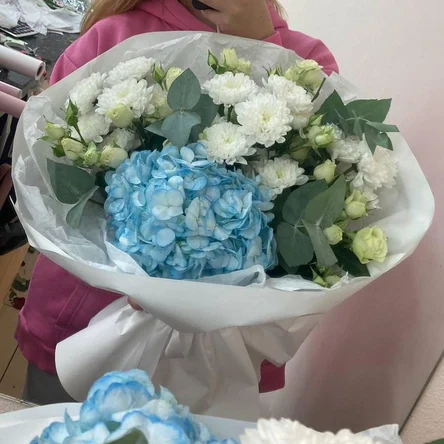 Букет с голубой гортензией