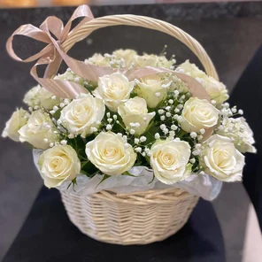 Корзинка из белых роз и гипсофилы
