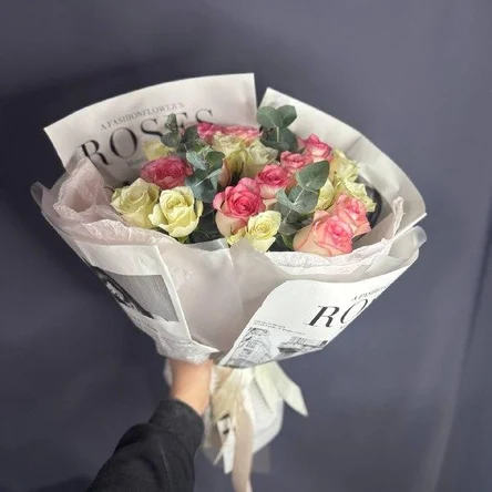 Микс из белых и розовых роз с экалиптом