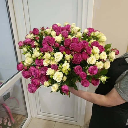 Букет из кустовых роз под ленту